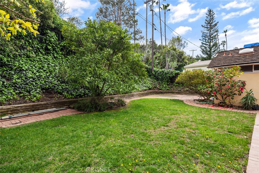 3734 Wrightwood Drive Studio City, CA 91604 - Photo 25 of 28 a view of a back yard