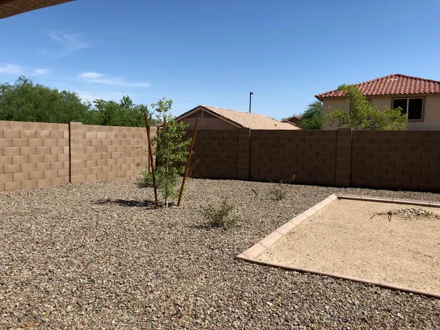 a view of a backyard