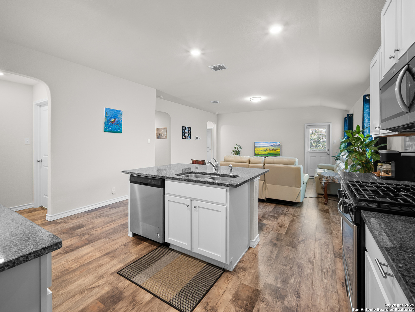 5022 Dancing Gopher San Antonio, TX 78261 - Photo 5 of 36 a kitchen that has a sink and a stove in it