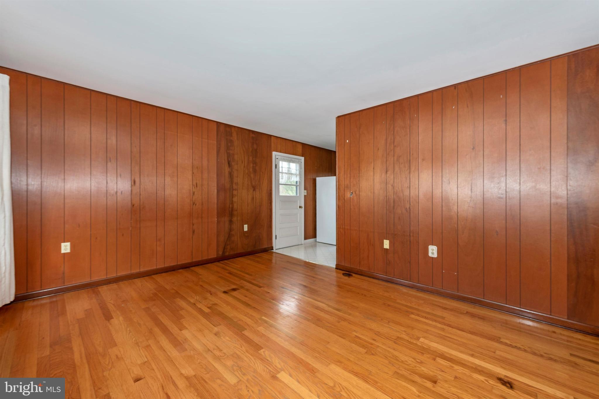 8621 Chestnut Grove Road Frederick, MD 21701 - Photo 5 of 22 Living room