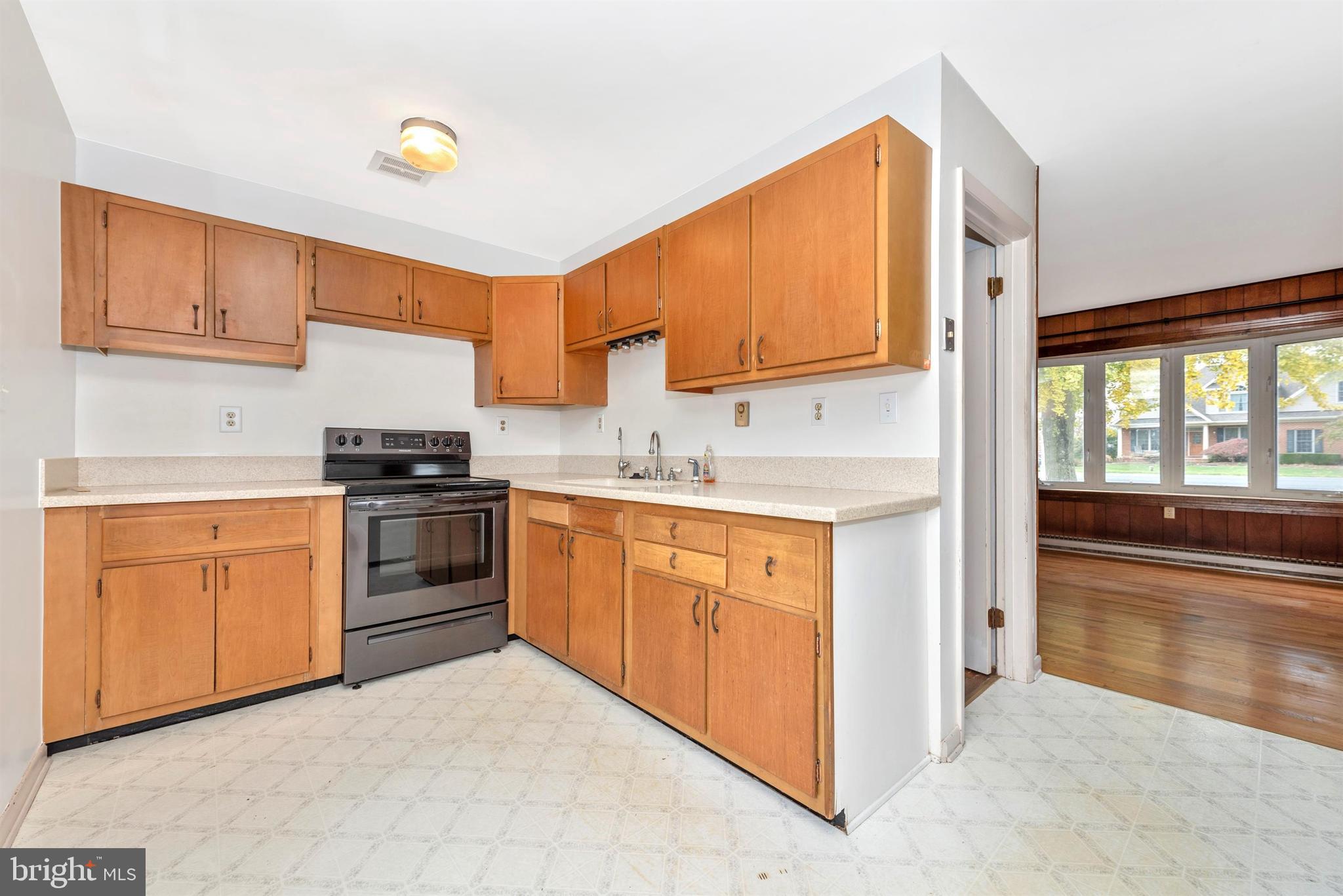 8621 Chestnut Grove Road Frederick, MD 21701 - Photo 8 of 22 Smoothtop self cleaning oven.