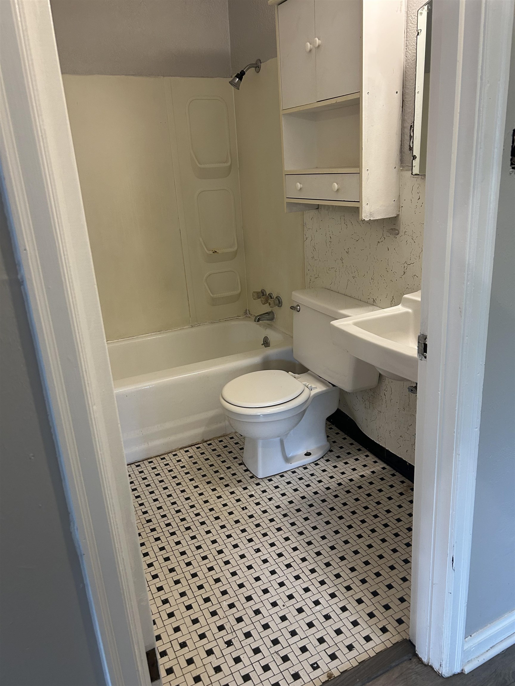 4631 Sea Isle Road Memphis, TN 38117 - Photo 21 of 28 Full bathroom featuring toilet, washtub / shower combination, baseboards, and a sink