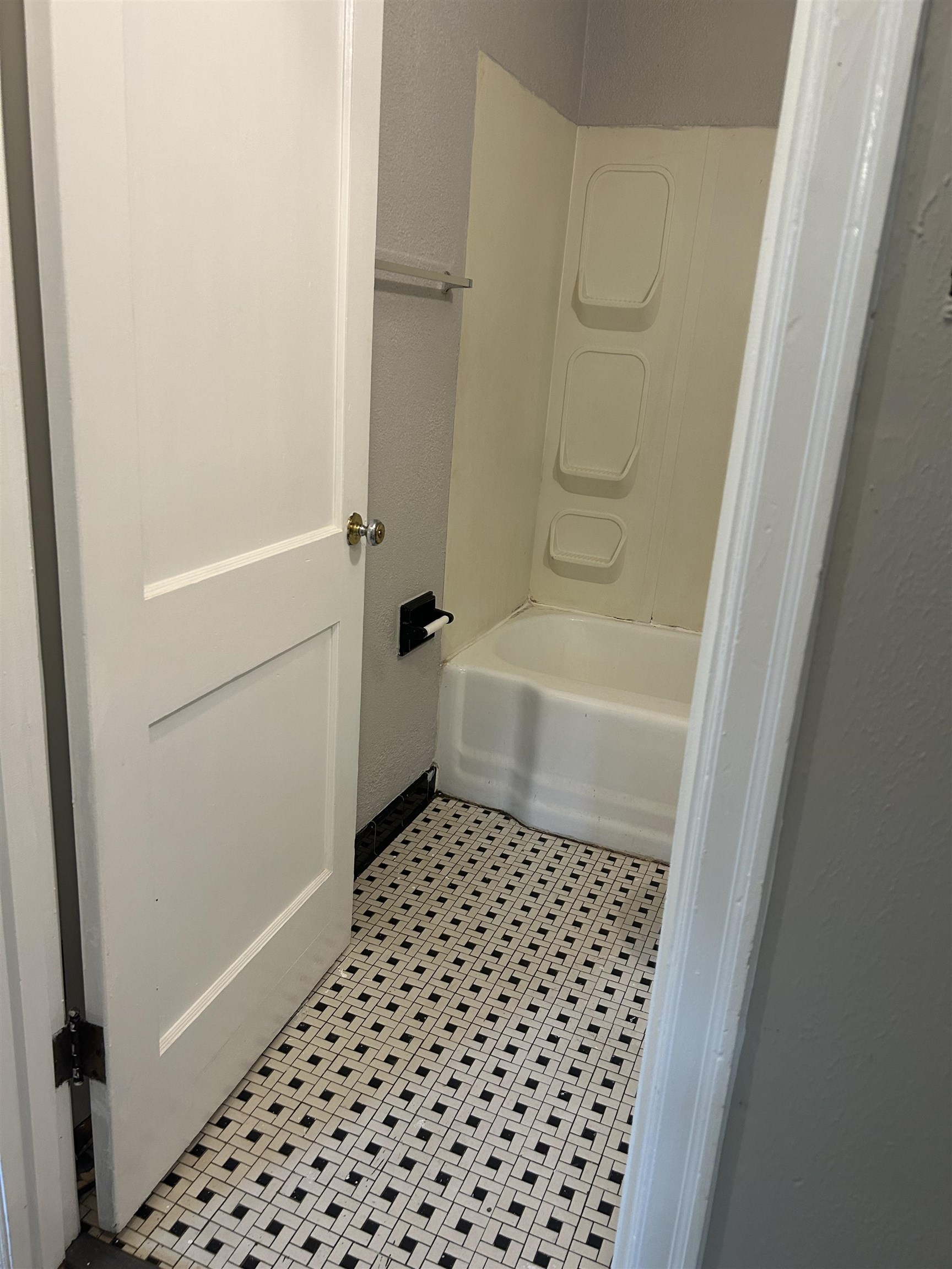 4631 Sea Isle Road Memphis, TN 38117 - Photo 22 of 28 Full bath featuring shower / washtub combination and tile patterned floors