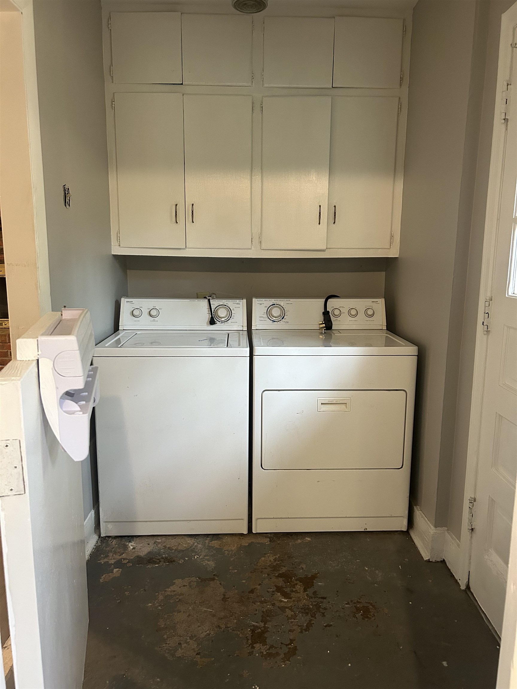 4631 Sea Isle Road Memphis, TN 38117 - Photo 23 of 28 Washroom featuring separate washer and dryer, cabinet space, and baseboards