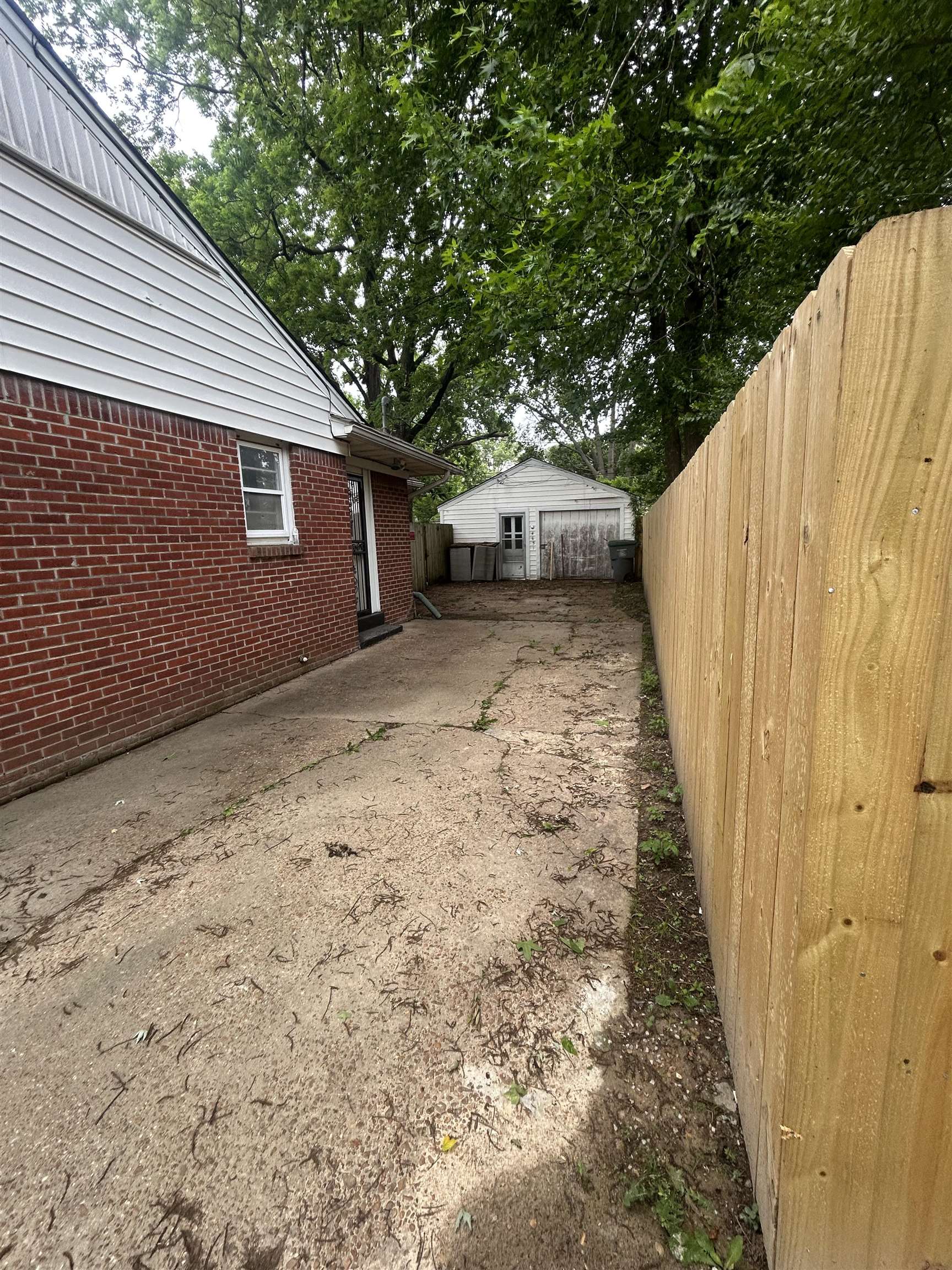 4631 Sea Isle Road Memphis, TN 38117 - Photo 3 of 28 View of yard with fence