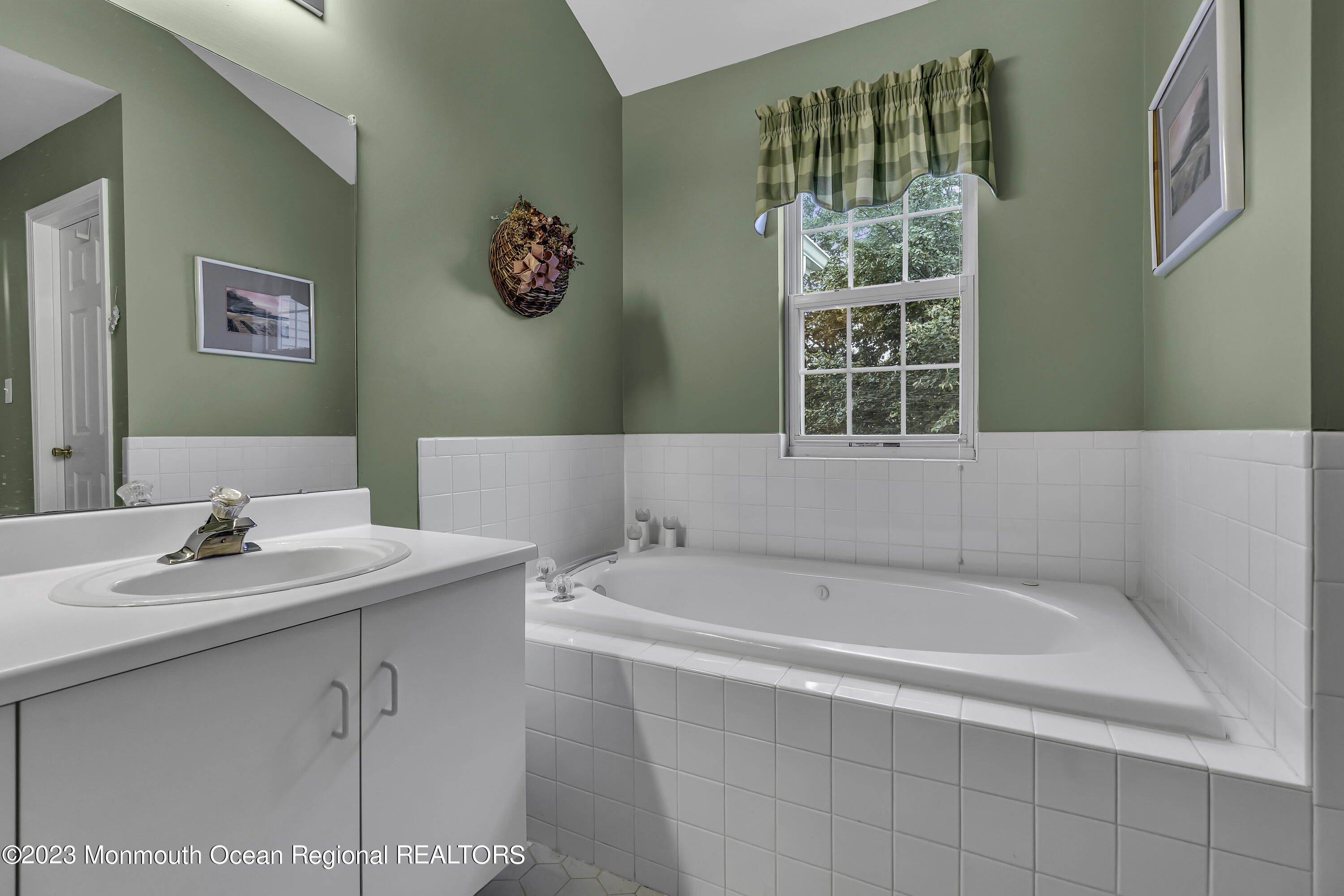 8 Alpine Road, Unit 197 Holmdel, NJ 07733 - Photo 12 of 18 a bathroom with a bathtub and a sink