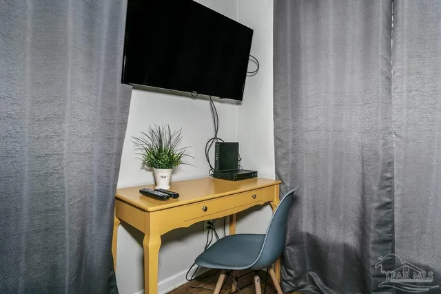 a view of a house with backyard and garden