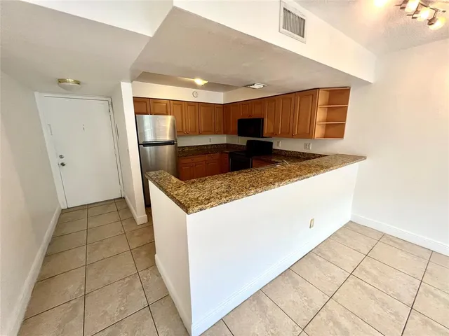 $1,900 | 5221 Geneva Court, Unit 208, Doral, FL 33166