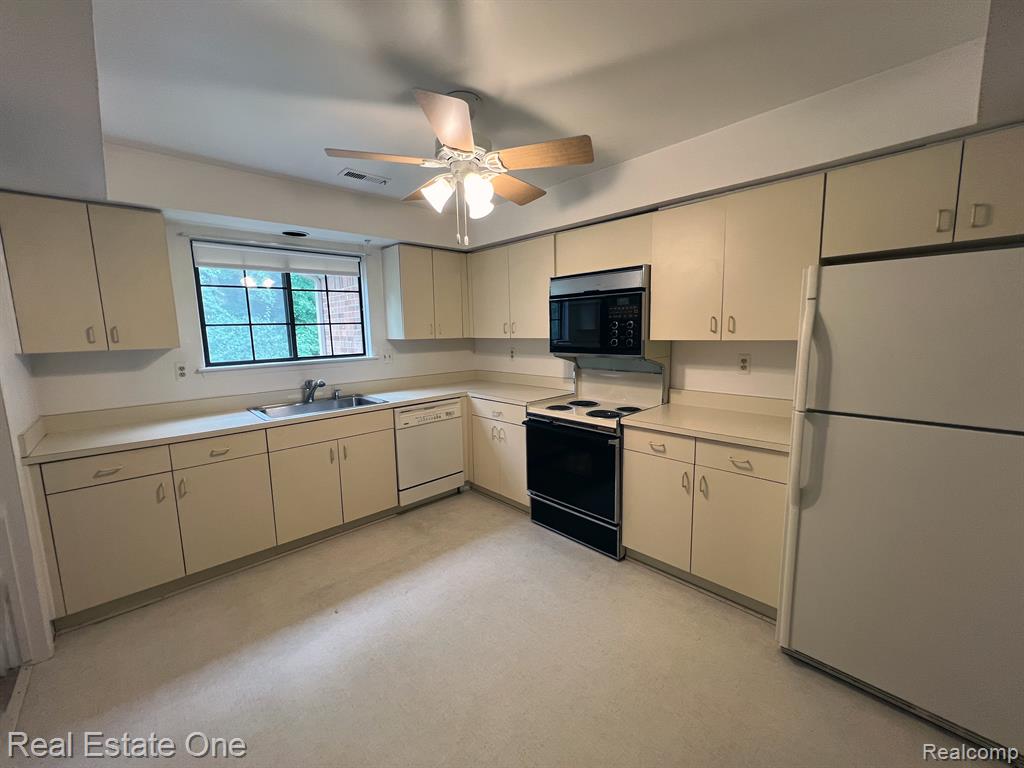 29575 Pine Ridge Circle, Unit 20 Farmington Hills, MI 48331 - Photo 9 of 26