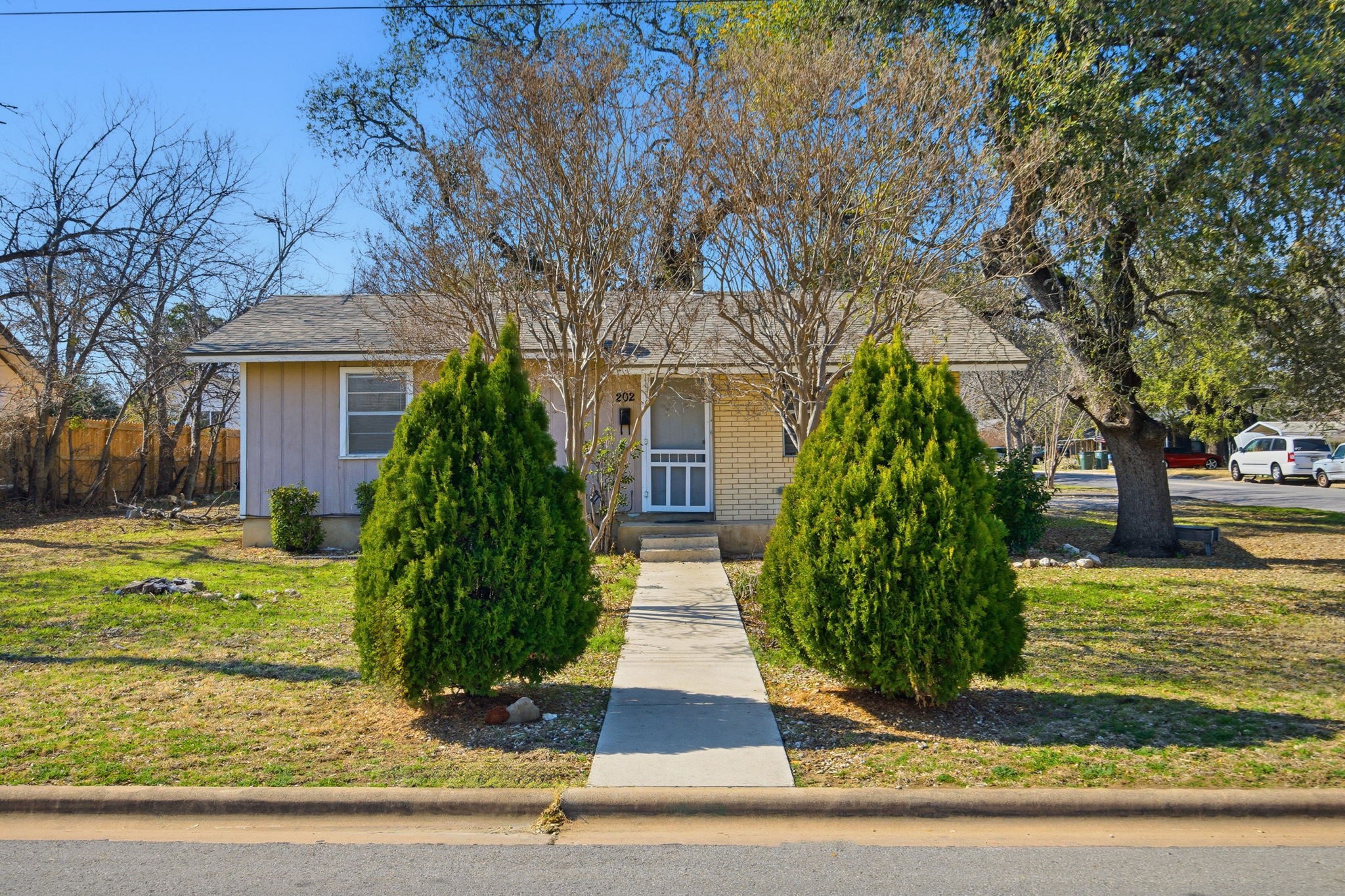 202 Forest Street Georgetown, TX 78626 - Photo 2 of 36