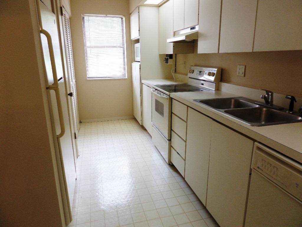 129 Brandeis Lane Oak Ridge, TN 37830 - Photo 3 of 20 kitchen