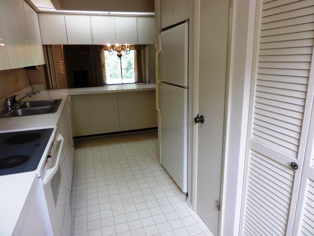129 Brandeis Lane Oak Ridge, TN 37830 - Photo 5 of 20 kitchen2