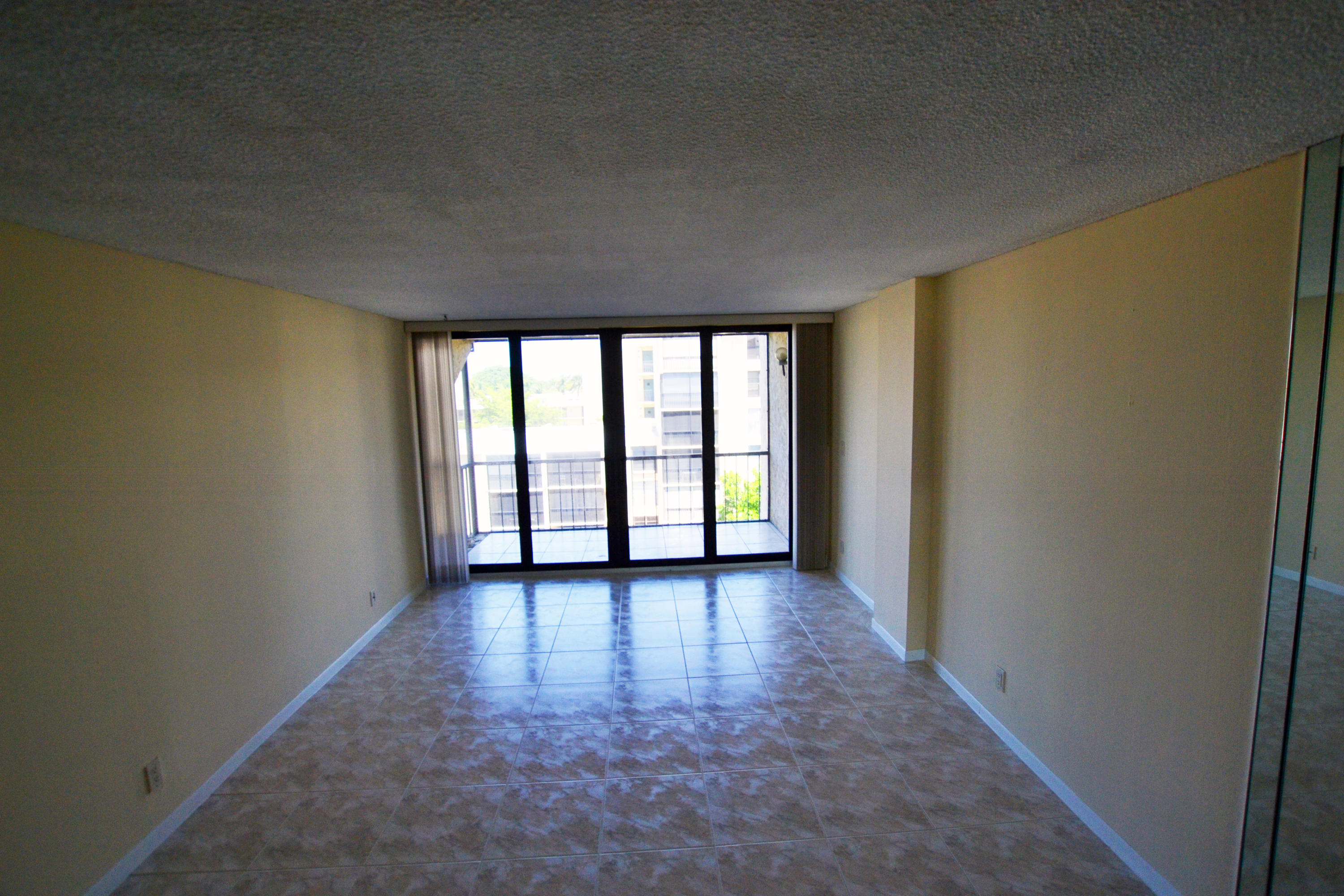 12 Royal Palm Way, Unit 504 Boca Raton, FL 33432 - Photo 9 of 21 Living room