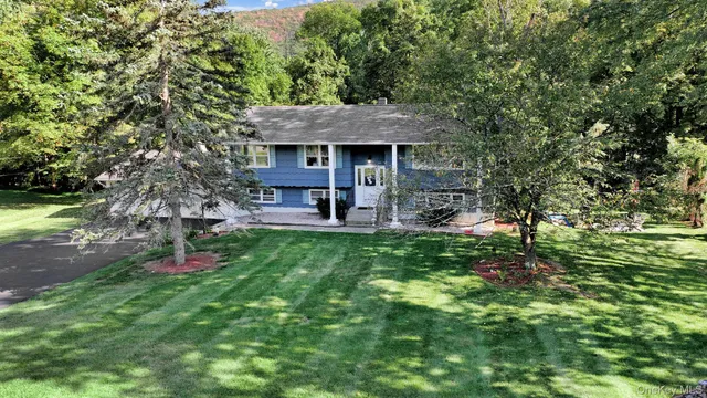a view of a house with a yard