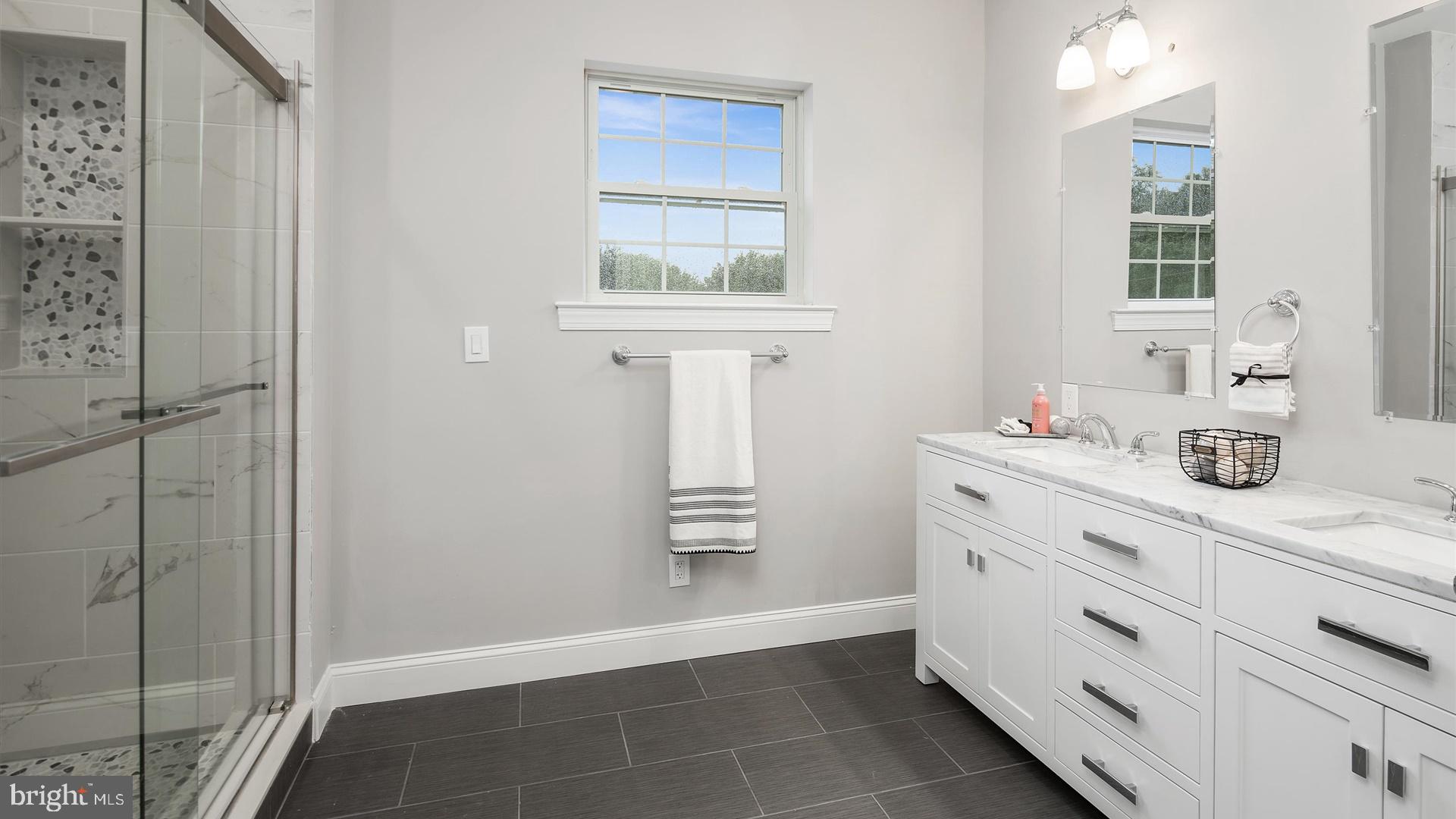 28459 School House Road Columbus, NJ 08022 - Photo 21 of 39 Master bathroom