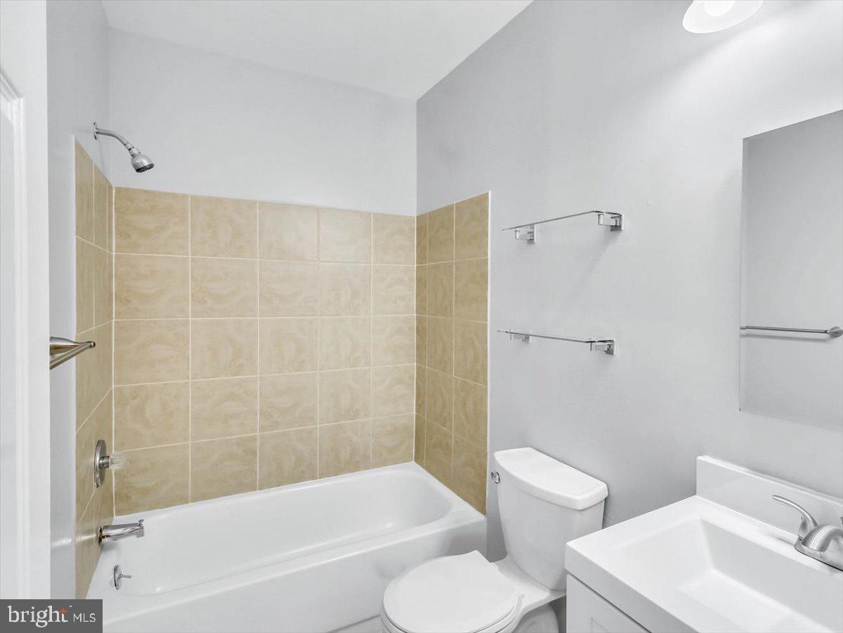 27 Bates Street Northwest Washington, DC 20001 - Photo 28 of 35 Upper Level Shared Bathroom