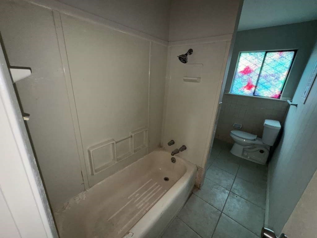 270 Triangle Drive Vidor, TX 77662 - Photo 22 of 27 a bathroom with a bathtub and toilet