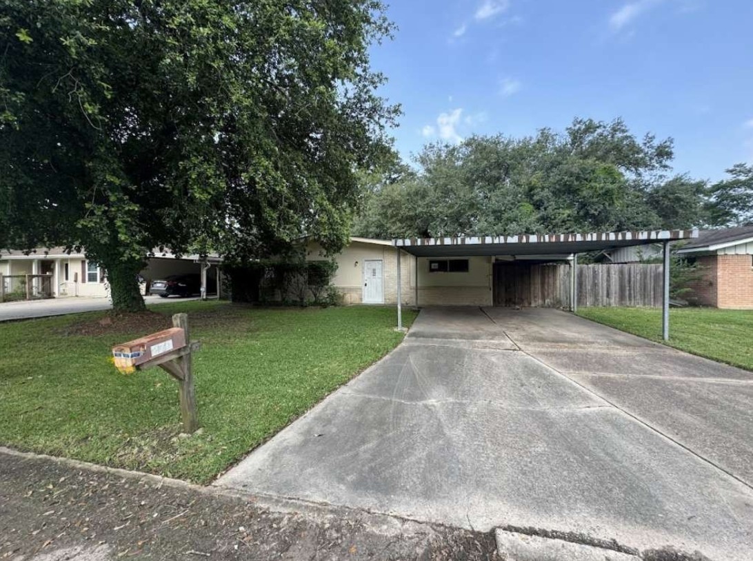 270 Triangle Drive Vidor, TX 77662 - Photo 6 of 27 a view of a backyard with a garden