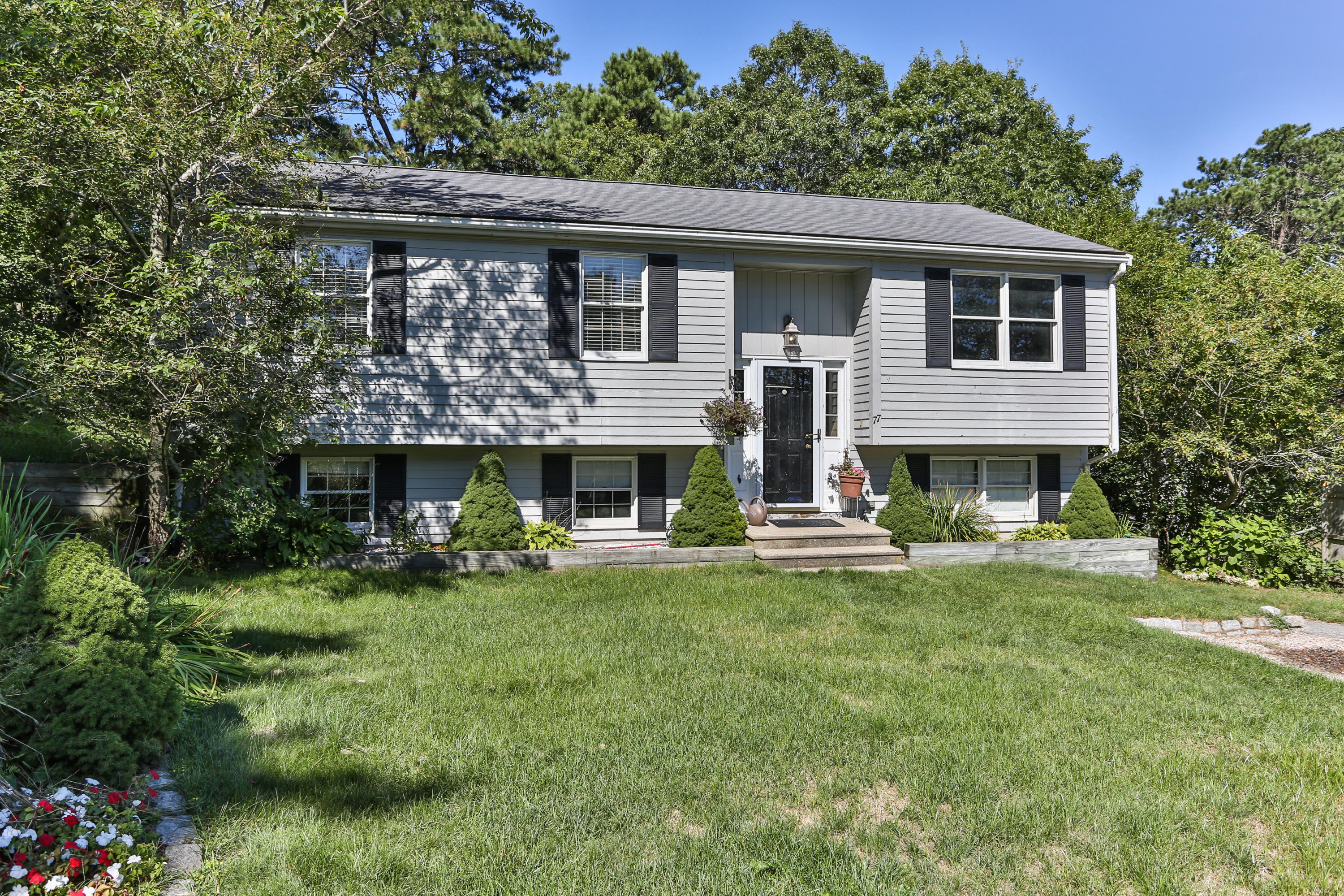 77 Handy Road Pocasset, MA 02559 - Photo 3 of 24 77HanLR-3