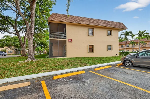$260,000 | 275 Gate Road, Unit 104, Hollywood, FL 33024