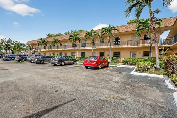 $260,000 | 275 Gate Road, Unit 104, Hollywood, FL 33024
