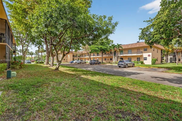 $260,000 | 275 Gate Road, Unit 104, Hollywood, FL 33024