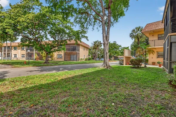 $260,000 | 275 Gate Road, Unit 104, Hollywood, FL 33024