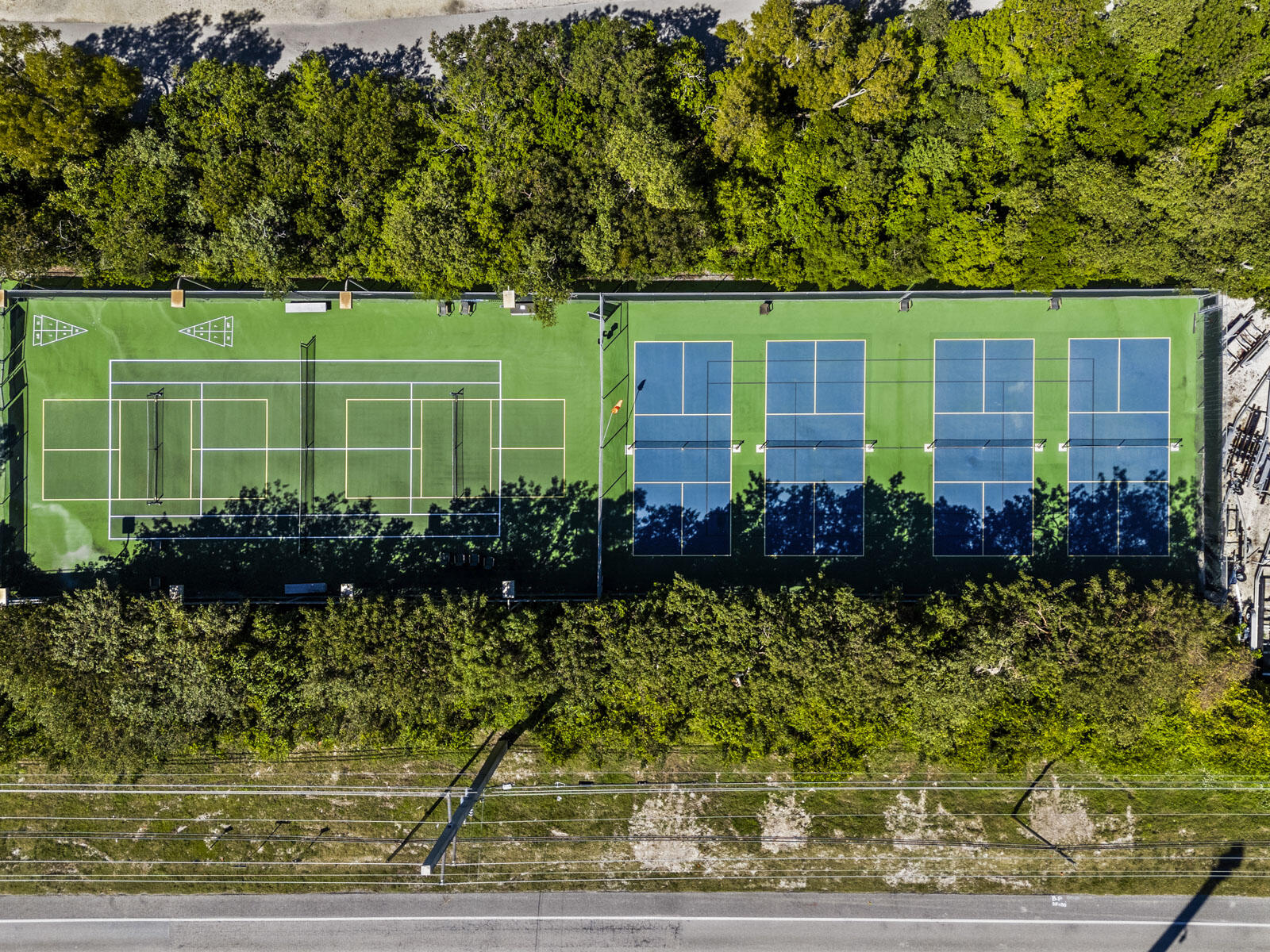96000 Overseas Highway, Unit S3 AND 29' BOAT SLIP Key Largo, FL 33037 - Photo 29 of 38 a view of a bunch of plants and trees