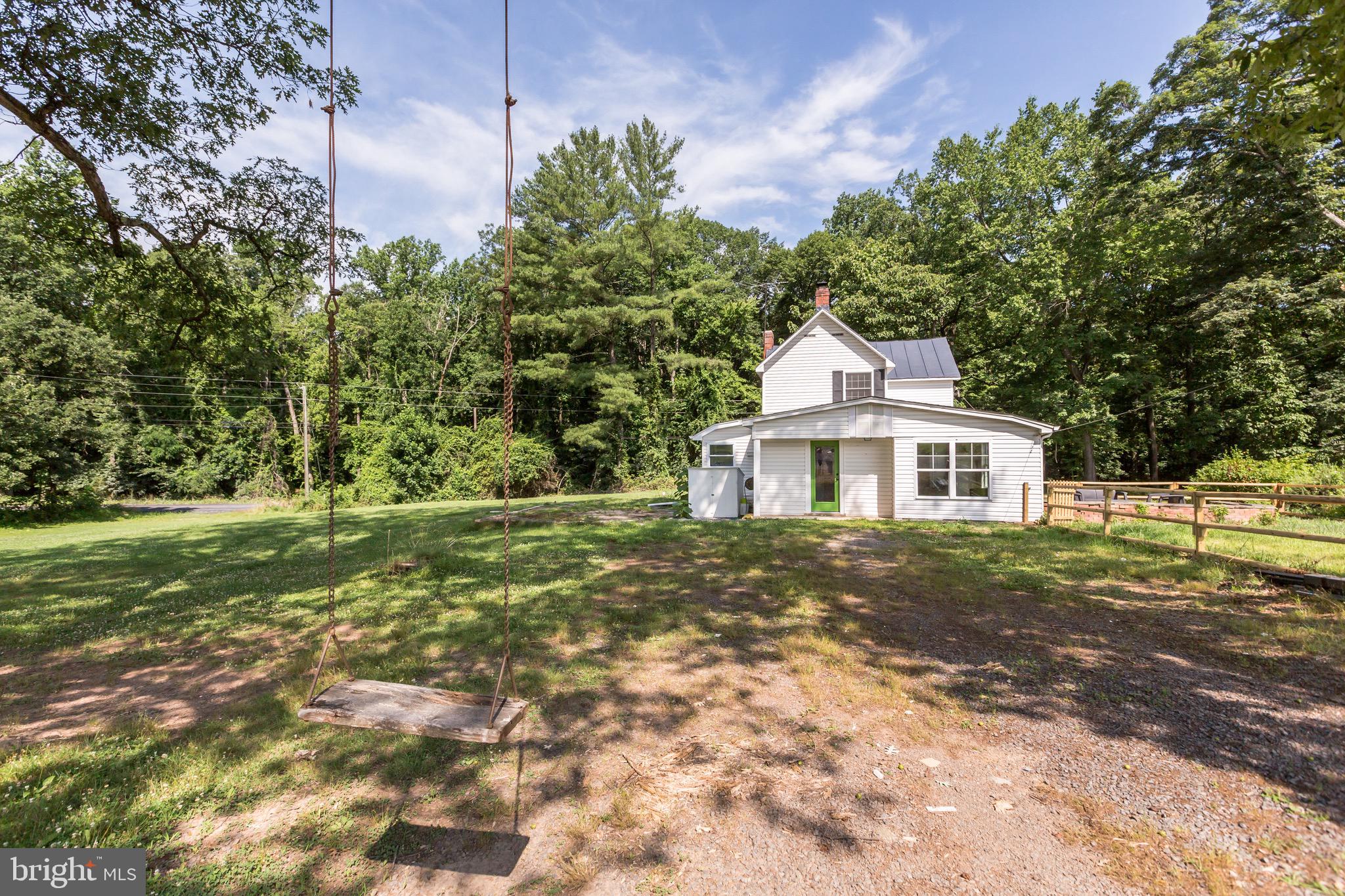 24436 Lenah Road Aldie, VA 20105 - Photo 37 of 39 a front view of a house with a garden