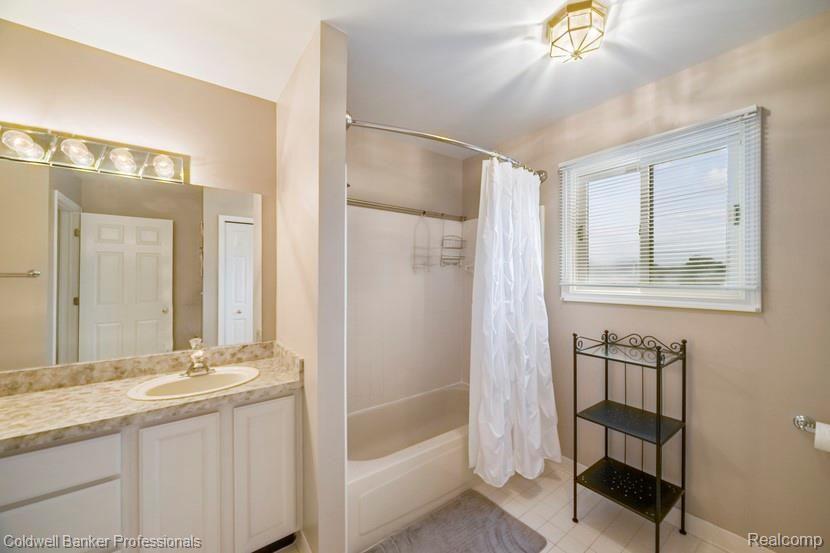2211 South Shore Court Rochester Hills, MI 48307 - Photo 28 of 48