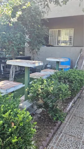 a view of a backyard