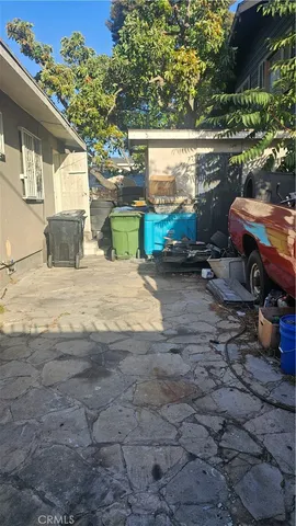 a view of a backyard