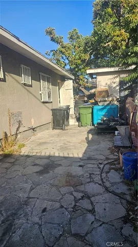 a view of entryway with outdoor space