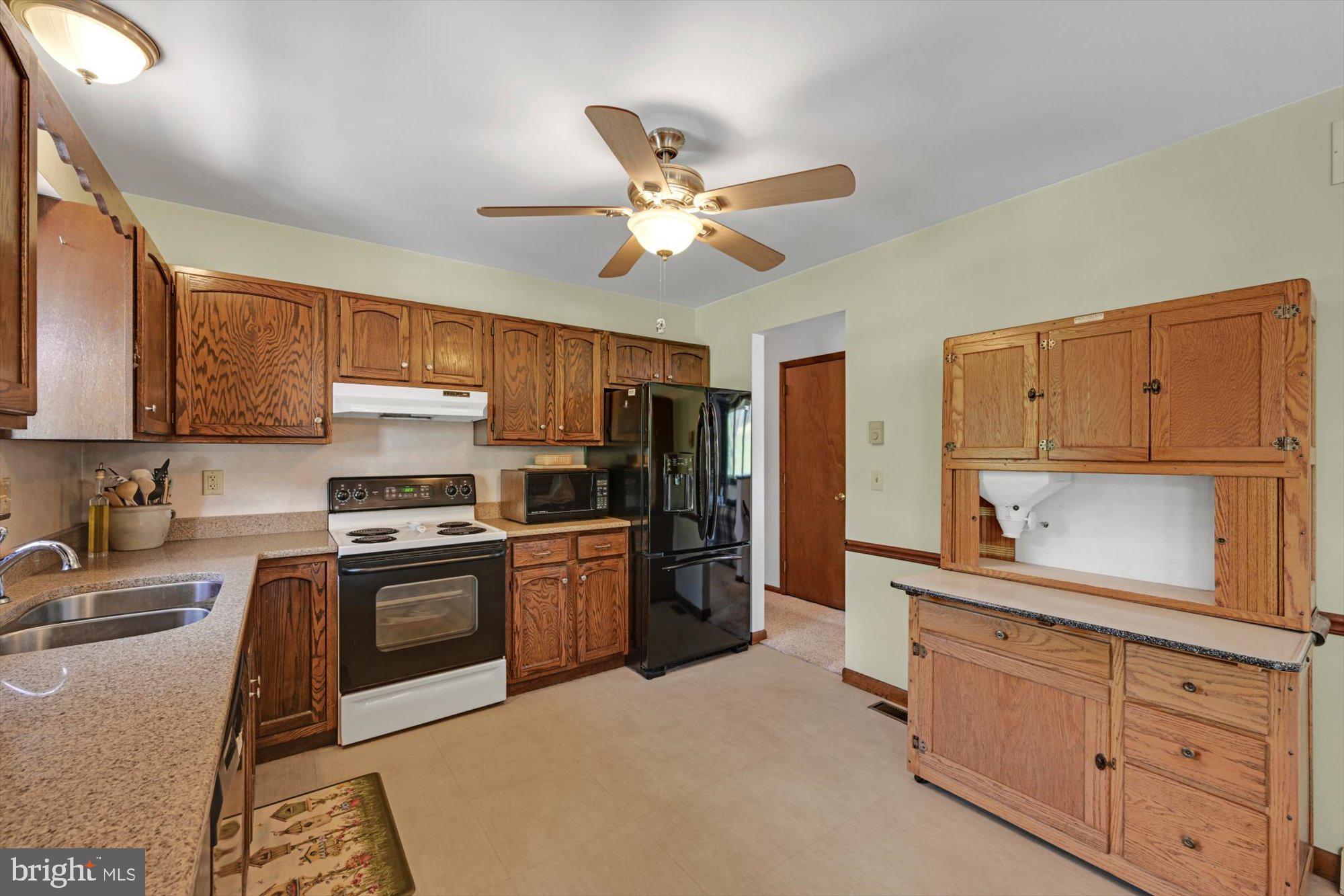 5309 Bossler Road Elizabethtown, PA 17022 - Photo 8 of 28 Kitchen