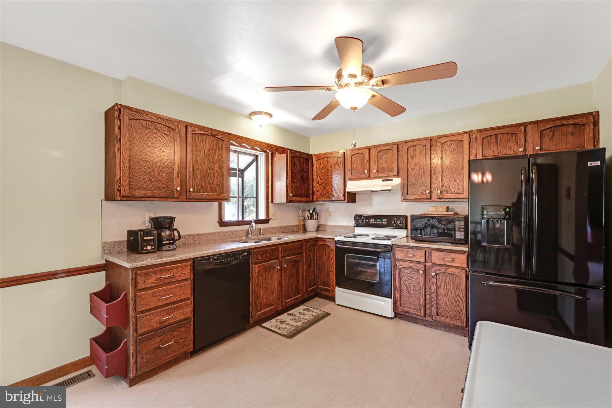 5309 Bossler Road Elizabethtown, PA 17022 - Photo 9 of 28 Kitchen