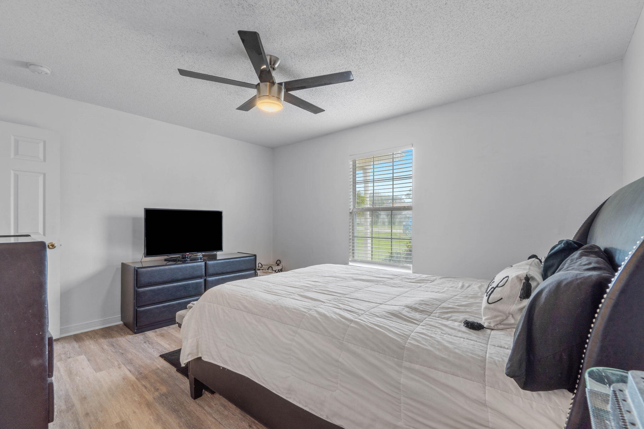 2519 Lincoln Road Navarre, FL 32566 - Photo 23 of 37 Owner's Suite