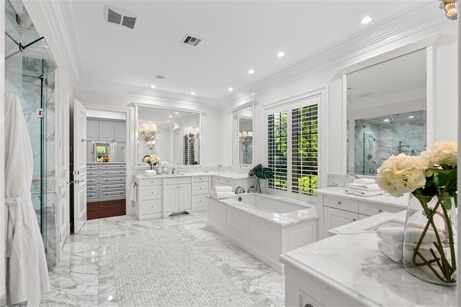 11 Country Road East Boynton Beach, FL 33436 - Photo 19 of 43 dash_PRIMARY_BATHROOM_ANGLE