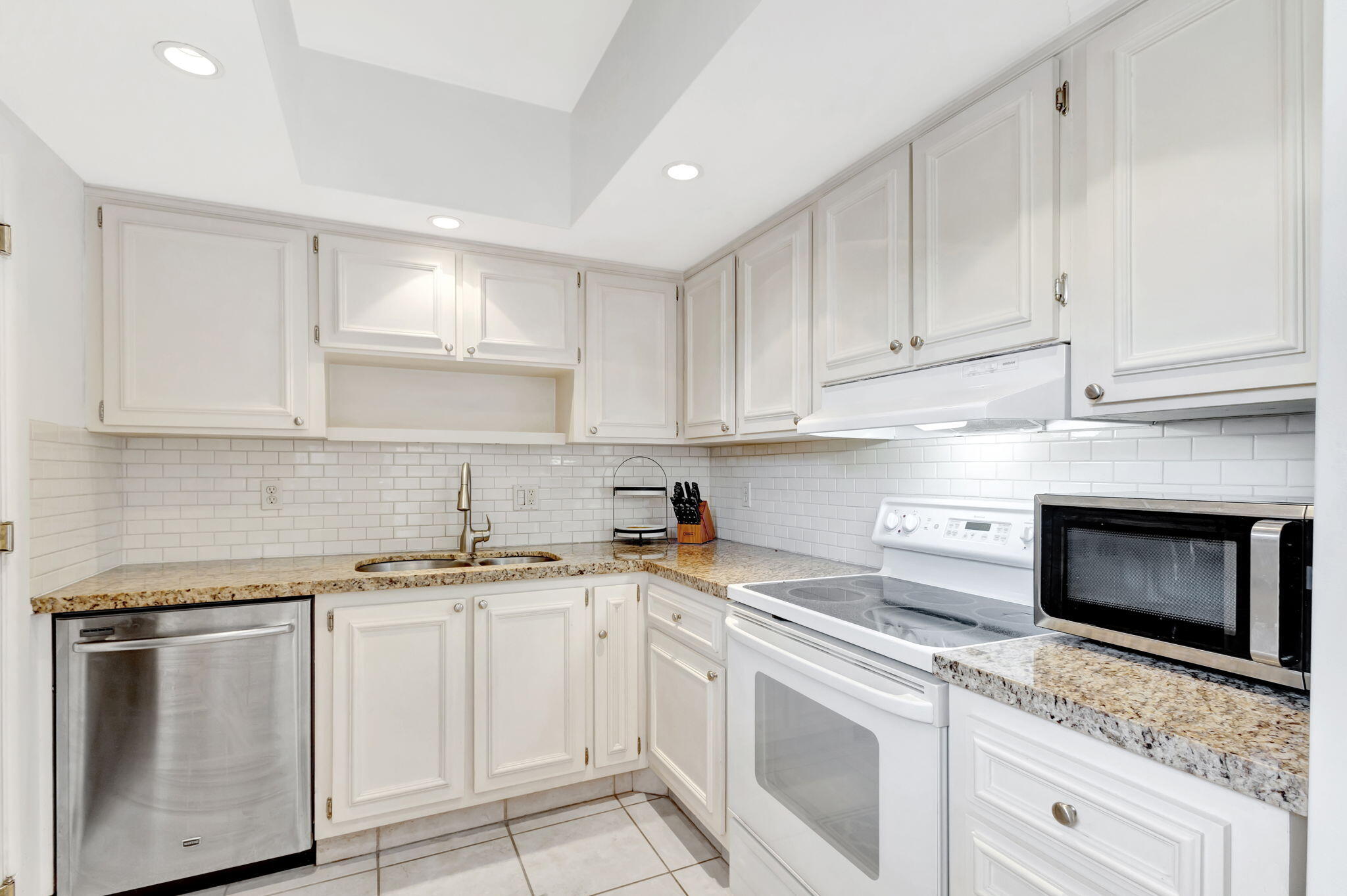 11 Concourse Drive, Unit B Jupiter, FL 33469 - Photo 12 of 42 Kitchen