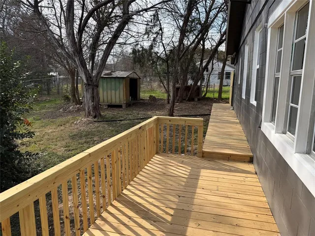 a view of a house with backyard and trees