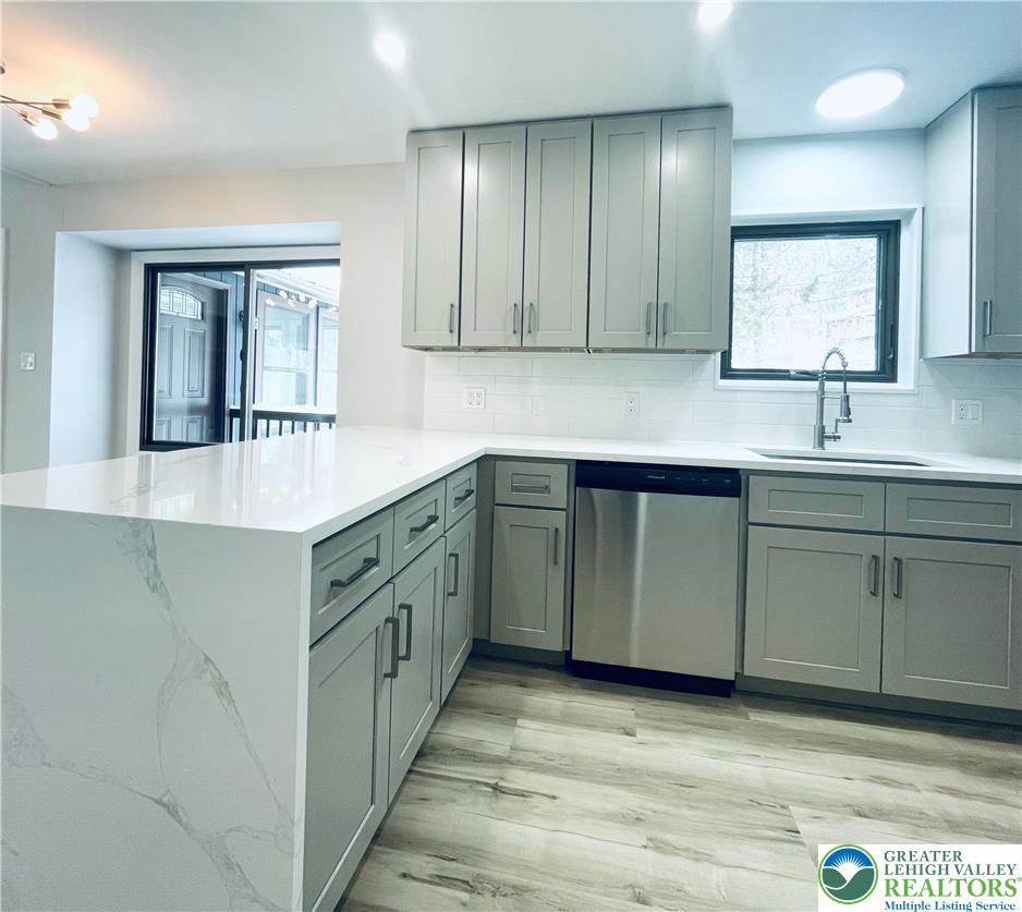 103 Ashley Court Bushkill, PA 18324 - Photo 8 of 68 Beautiful stone kitchen countertop
