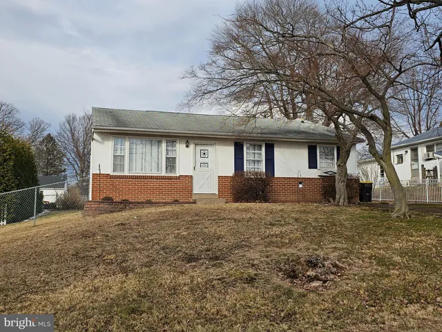 a view of front of house with a yard