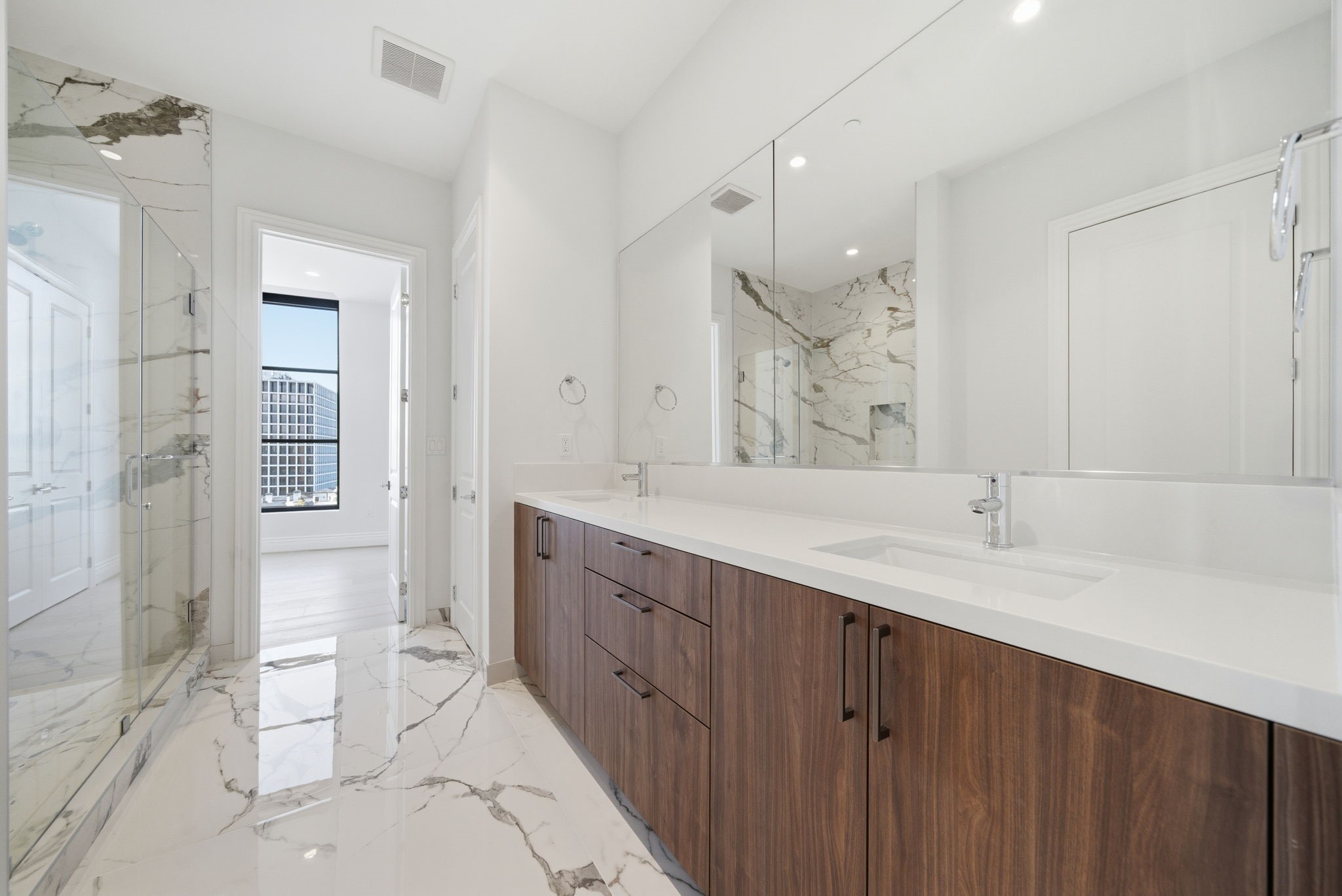 2323 San Felipe Street, Unit 803 Houston, TX 77019 - Photo 26 of 45 Hollywood bath: both secondary bedrooms have easy access to this space.