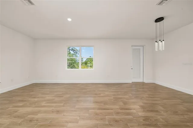 a view of a back yard