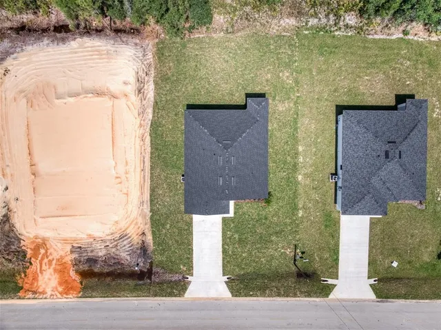 a view of a house with backyard and garden