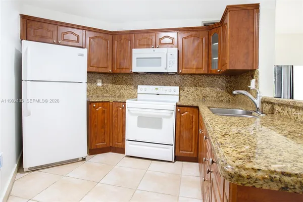 $2,300 | 9441 Fontainebleau Boulevard, Unit 212, Miami, FL 33172