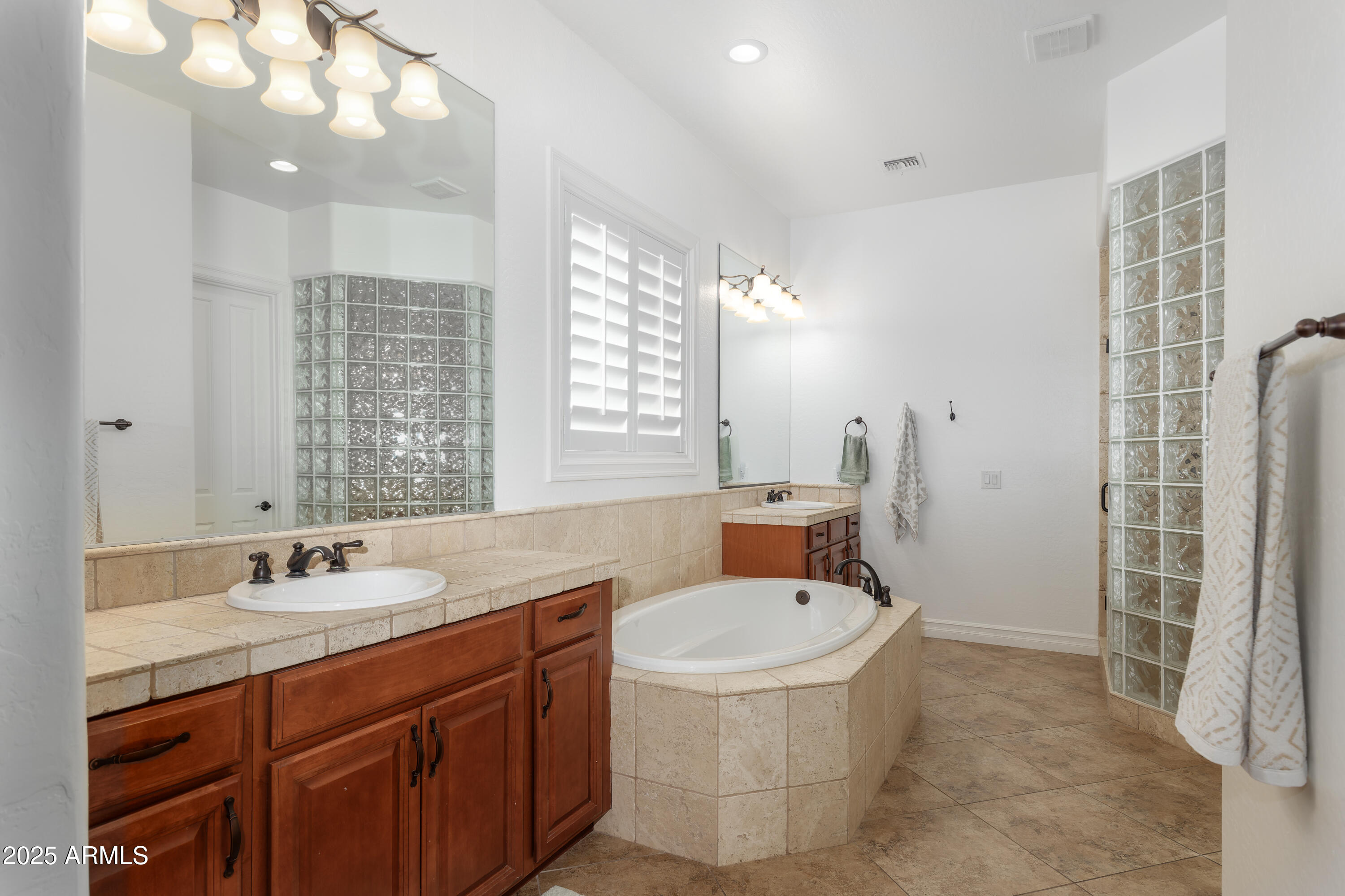 2825 East Harwell Road Phoenix, AZ 85042 - Photo 10 of 16 5X7A9775-CR3_DxO_DeepPRIME-Edit-Edit