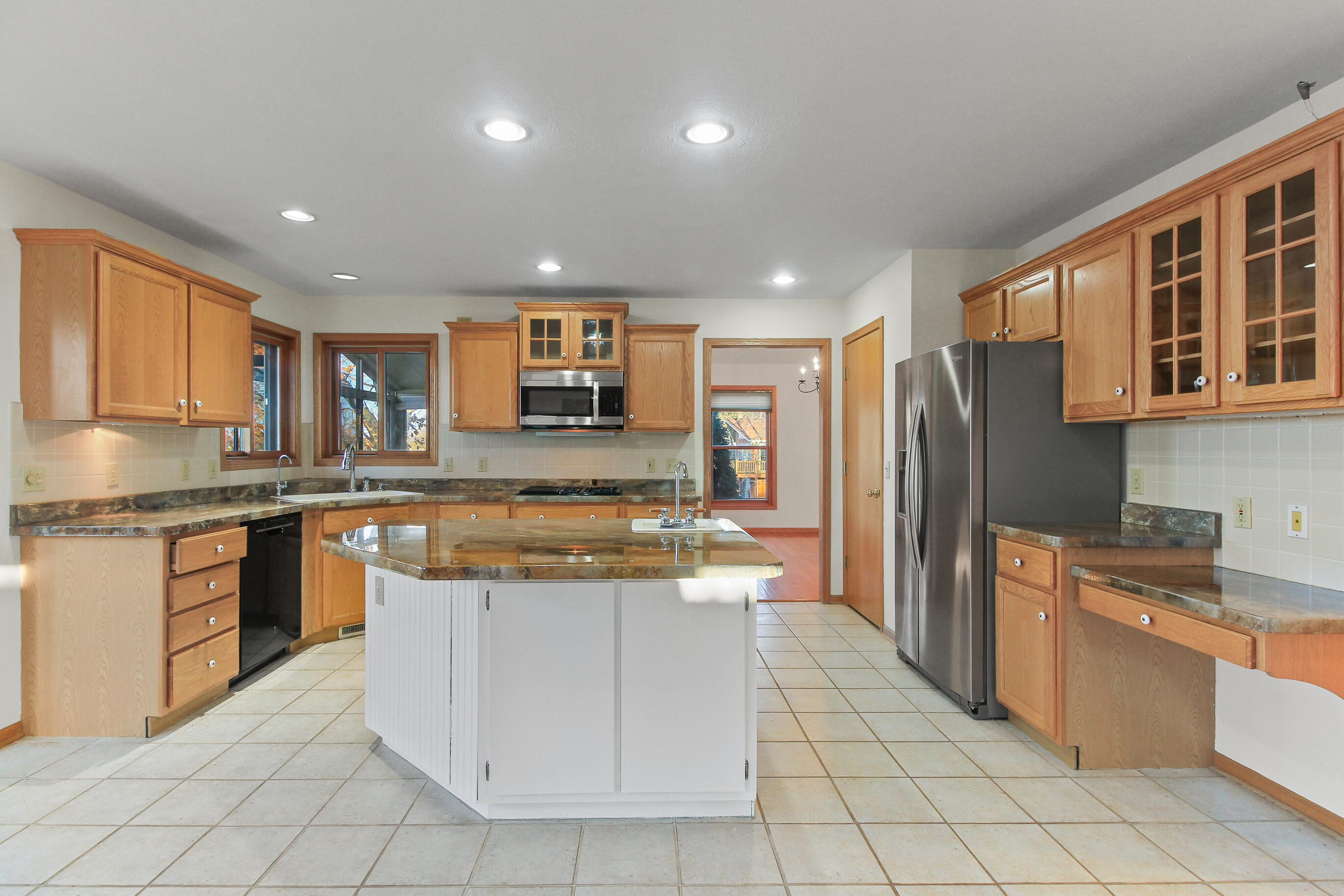 N7045 Oakwood Road Richmond, WI 53190 - Photo 23 of 69 Snack Bar & Work Station