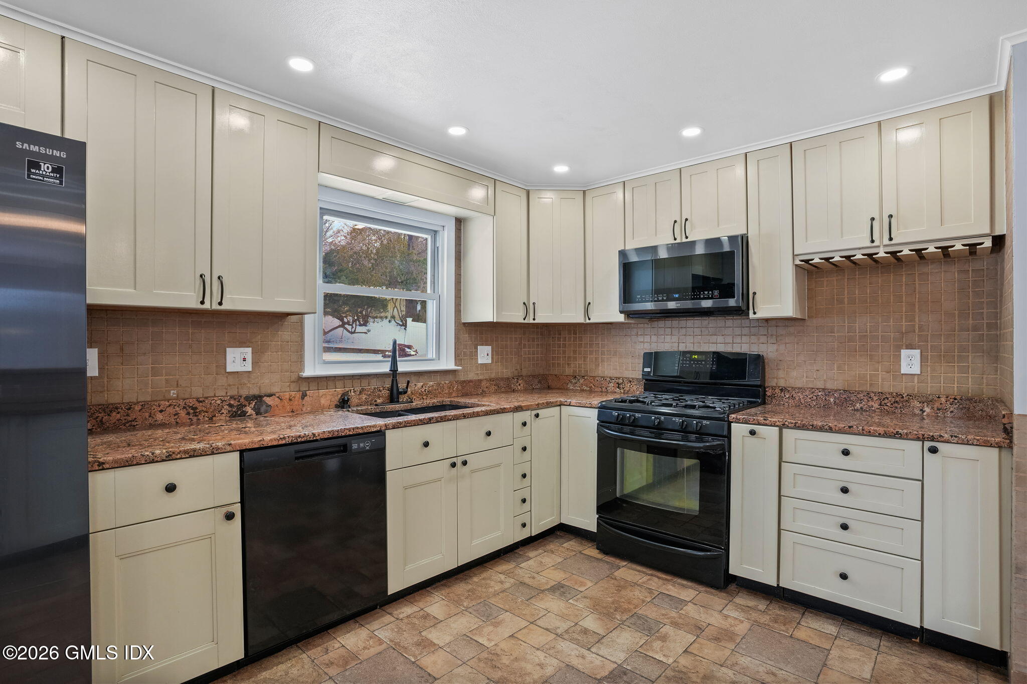 25 Fairchild Road Stratford, CT 06614 - Photo 11 of 41 11-web-or-mls-25-fairchild-rd