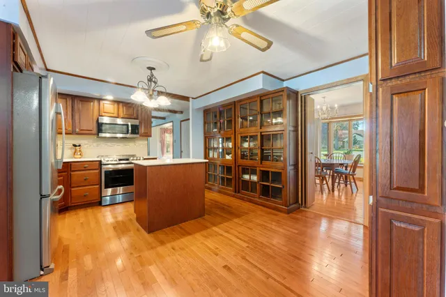 a kitchen that has a lot of cabinets in it