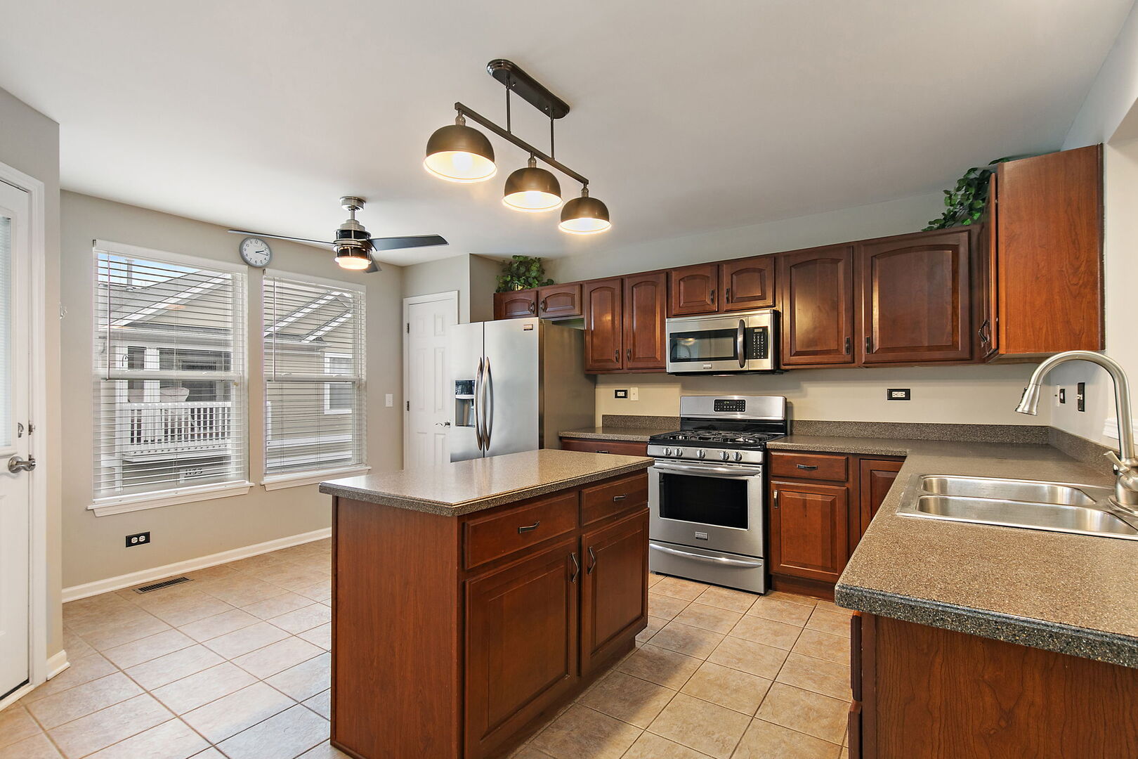 1135 Reserve Drive Elgin, IL 60123 - Photo 4 of 23